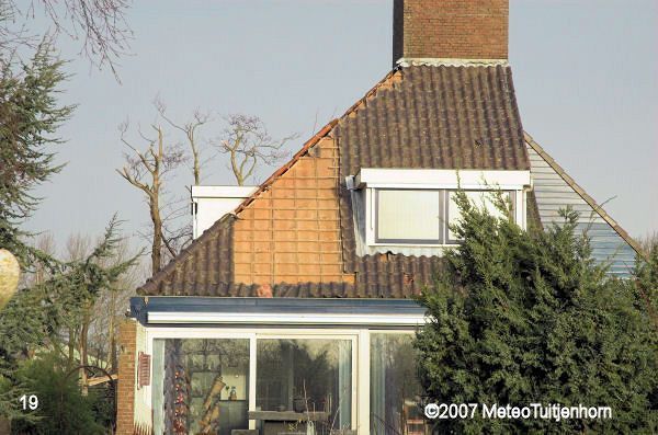 het huis aan de voorzijde voor een gedeelte zonder dakpannen